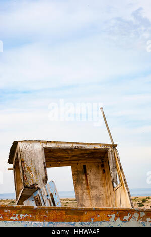 Dungeness, Kent, UK. Vue détaillée de bateau abandonné reposant sur des galets. Banque D'Images