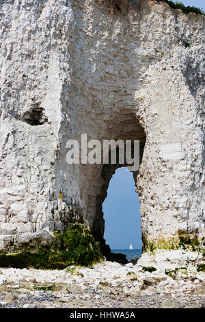 Kingsgate Bay, Margate, Kent. Un voilier est encadrée par l'Arch. Banque D'Images