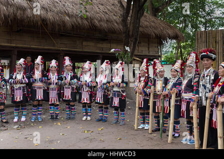 Chiang Mai, Thaïlande - 11 janvier 2017 Thaïlande : la tribu akha en attente d'effectuer un spectacle de danse traditionnelle pour les touristes dans 'après le roi en haut Banque D'Images