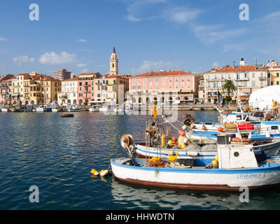 Oneglia, Italie - 11 octobre 2014 : port de plaisance et la pêche. Plusieurs bateaux de pêche sont amarrés. Dans l'arrière-plan les bâtiments typiques d'Oneglia. Banque D'Images