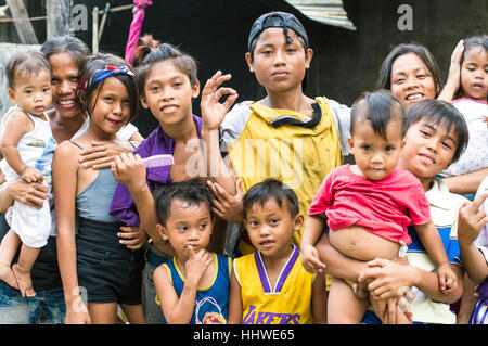 Les enfants dans des taudis par Bangkerohan River, Davao, Philippines, Davao del Sur Banque D'Images