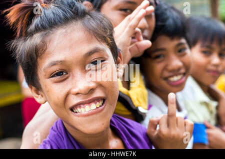 Les enfants dans des taudis par Bangkerohan River, Davao, Philippines, Davao del Sur Banque D'Images