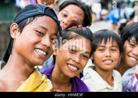 Les enfants dans des taudis par Bangkerohan River, Davao, Philippines, Davao del Sur Banque D'Images