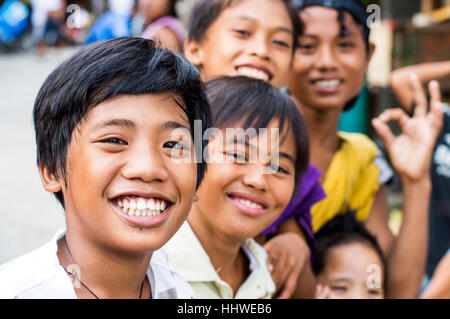 Les enfants dans des taudis par Bangkerohan River, Davao, Philippines, Davao del Sur Banque D'Images