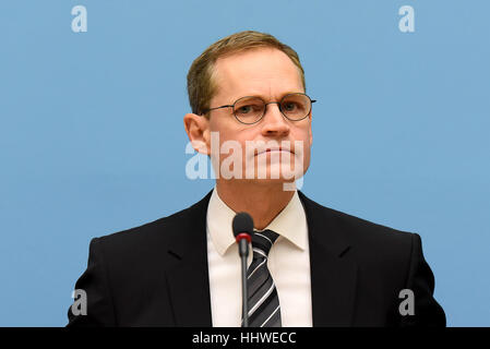 Presser, de Michael Mueller, maire de Berlin, Andreas Geisel, Sénateur de l'Intérieur à Berlin et Klaus Kandt, chef de la police au Rotes Rathaus. Ils sont d'informer sur l'état actuel de l'enquête concernant le marché de Noël de Berlin présumés Attentat le soir du 19 décembre 2016. Avec : Michael Müller, Michael Mueller Où : Berlin, Allemagne Quand : 20 Déc 2016 Crédit : Patrick Hoffmann/WENN.com Banque D'Images