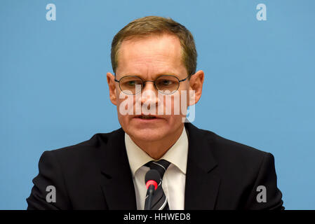 Presser, de Michael Mueller, maire de Berlin, Andreas Geisel, Sénateur de l'Intérieur à Berlin et Klaus Kandt, chef de la police au Rotes Rathaus. Ils sont d'informer sur l'état actuel de l'enquête concernant le marché de Noël de Berlin présumés Attentat le soir du 19 décembre 2016. Avec : Michael Müller, Michael Mueller Où : Berlin, Allemagne Quand : 20 Déc 2016 Crédit : Patrick Hoffmann/WENN.com Banque D'Images