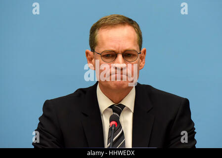 Presser, de Michael Mueller, maire de Berlin, Andreas Geisel, Sénateur de l'Intérieur à Berlin et Klaus Kandt, chef de la police au Rotes Rathaus. Ils sont d'informer sur l'état actuel de l'enquête concernant le marché de Noël de Berlin présumés Attentat le soir du 19 décembre 2016. Avec : Michael Müller, Michael Mueller Où : Berlin, Allemagne Quand : 20 Déc 2016 Crédit : Patrick Hoffmann/WENN.com Banque D'Images