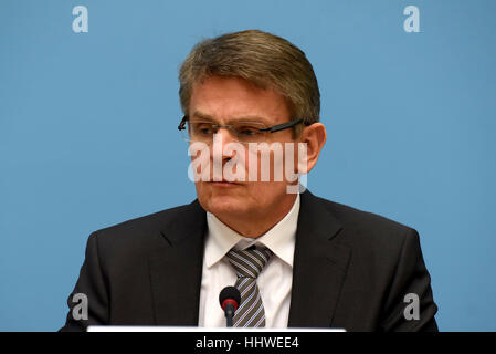 Presser, de Michael Mueller, maire de Berlin, Andreas Geisel, Sénateur de l'Intérieur à Berlin et Klaus Kandt, chef de la police au Rotes Rathaus. Ils sont d'informer sur l'état actuel de l'enquête concernant le marché de Noël de Berlin présumés Attentat le soir du 19 décembre 2016. Avec : Klaus Kandt Où : Berlin, Allemagne Quand : 20 Déc 2016 Crédit : Patrick Hoffmann/WENN.com Banque D'Images