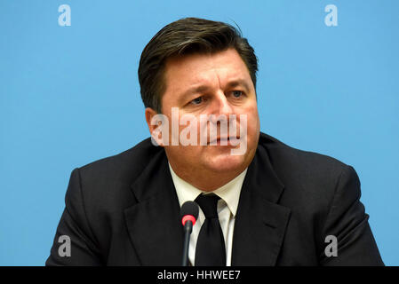 Presser, de Michael Mueller, maire de Berlin, Andreas Geisel, Sénateur de l'Intérieur à Berlin et Klaus Kandt, chef de la police au Rotes Rathaus. Ils sont d'informer sur l'état actuel de l'enquête concernant le marché de Noël de Berlin présumés Attentat le soir du 19 décembre 2016. Avec : Andreas Geisel Où : Berlin, Allemagne Quand : 20 Déc 2016 Crédit : Patrick Hoffmann/WENN.com Banque D'Images