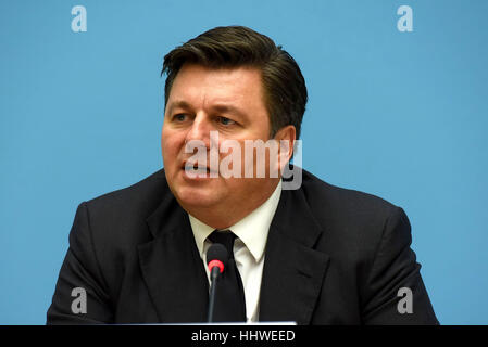 Presser, de Michael Mueller, maire de Berlin, Andreas Geisel, Sénateur de l'Intérieur à Berlin et Klaus Kandt, chef de la police au Rotes Rathaus. Ils sont d'informer sur l'état actuel de l'enquête concernant le marché de Noël de Berlin présumés Attentat le soir du 19 décembre 2016. Avec : Andreas Geisel Où : Berlin, Allemagne Quand : 20 Déc 2016 Crédit : Patrick Hoffmann/WENN.com Banque D'Images