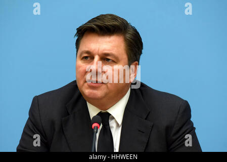 Presser, de Michael Mueller, maire de Berlin, Andreas Geisel, Sénateur de l'Intérieur à Berlin et Klaus Kandt, chef de la police au Rotes Rathaus. Ils sont d'informer sur l'état actuel de l'enquête concernant le marché de Noël de Berlin présumés Attentat le soir du 19 décembre 2016. Avec : Andreas Geisel Où : Berlin, Allemagne Quand : 20 Déc 2016 Crédit : Patrick Hoffmann/WENN.com Banque D'Images