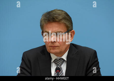 Presser, de Michael Mueller, maire de Berlin, Andreas Geisel, Sénateur de l'Intérieur à Berlin et Klaus Kandt, chef de la police au Rotes Rathaus. Ils sont d'informer sur l'état actuel de l'enquête concernant le marché de Noël de Berlin présumés Attentat le soir du 19 décembre 2016. Avec : Klaus Kandt Où : Berlin, Allemagne Quand : 20 Déc 2016 Crédit : Patrick Hoffmann/WENN.com Banque D'Images