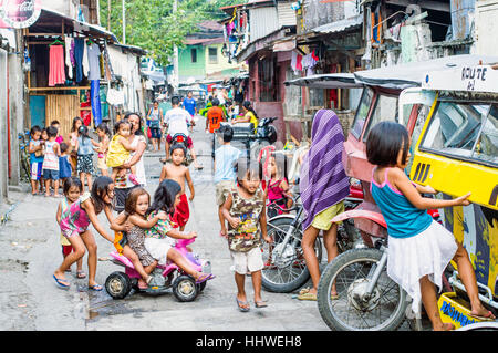 Les enfants dans des taudis par Bangkerohan River, Davao, Philippines, Davao del Sur Banque D'Images