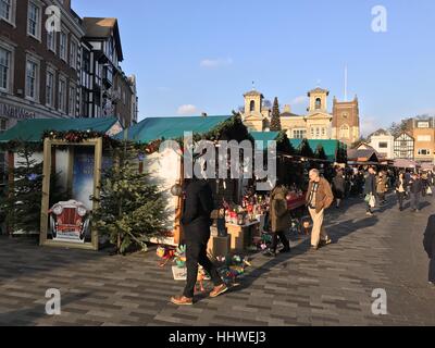 Les acheteurs de fête errent dans la cale à un marché de Noël à Kingston-Uopn-Thames. La terreur à la suite des récentes atrocités dans un marché à Berlin, Allemagne (19DEC16), ce marché particulier dans la riche banlieue de Londres ne semble pas avoir mis en place des mesures de sécurité pour prévenir une attaque similaire comme les véhicules pourrait facilement être conduit dans le domaine de la route. Où : Kingston-Uopn-Thames, Grand Londres Quand : 20 Déc 2016 Crédit : David Sims/WENN.com Banque D'Images