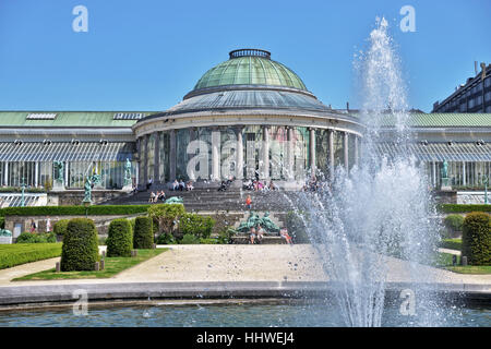 Les gens passent du temps en journée ensoleillée autour de fontaine dans le jardin botanique au centre de la ville le 6 juin 2013 à Bruxelles, Belgique Banque D'Images