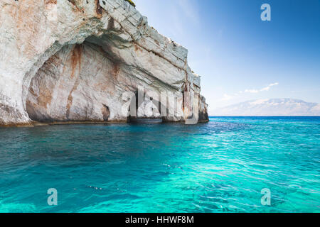 Grottes Blue, roches côtières de l'île grecque de Zakynthos avec voûtes en pierre naturelle, destination touristique populaire Banque D'Images