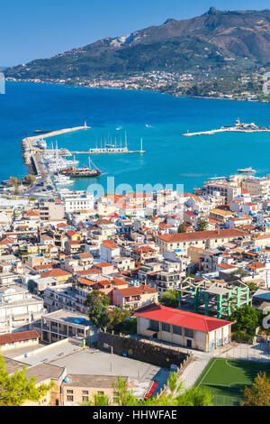 Paysage côtier vertical de Zakynthos, île grecque dans la mer Ionienne. Entrée de port principal de la ville Banque D'Images