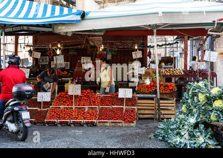 Kiosque de légumes dans le marché Ballaro, Palermo, Sicily Banque D'Images