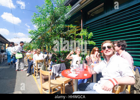 Wien, Vienne : marché Naschmarkt ; petit-déjeuner le samedi, dimanche matin 06, Wien, Autriche. Banque D'Images