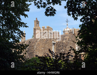 Vue arrière du château de Walmer encadré par les arbres dans les jardins Banque D'Images