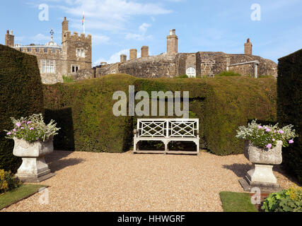 Vue sur Château de Walmer les jardins à l'arrière de la propriété. Banque D'Images