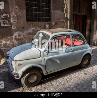 Un vieux Fiat 500 stationné à Rome, Italie, Europe Banque D'Images