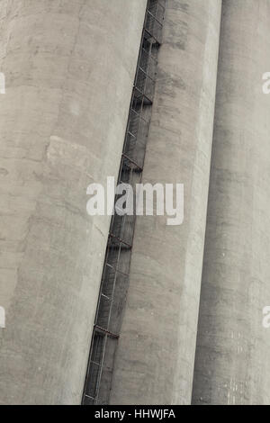 Composition abstraite de grains, des bâtiments gris et détails au cours de l'hiver. Banque D'Images