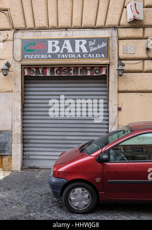 Un bar avec obturateur fermé snd dans une rue de Rome, Italie, Europe Banque D'Images