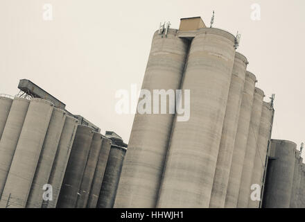 Composition abstraite de grains, des bâtiments gris et détails au cours de l'hiver. Banque D'Images