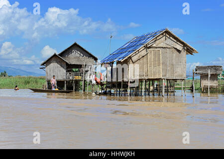 Huttes en roseaux sur le lac Inle, Nyaung Shwe, l'État de Shan, Myanmar Banque D'Images