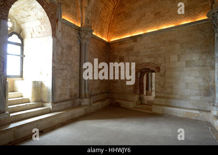 Intérieur de Castel del Monte, Patrimoine Mondial de l'UNESCO, Pouilles, Italie Banque D'Images