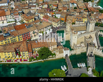 Castello Scaligero, Château Scaliger, Sirmio sur la péninsule de Sirmione, Lac de Garde, Lombardie, Italie Banque D'Images