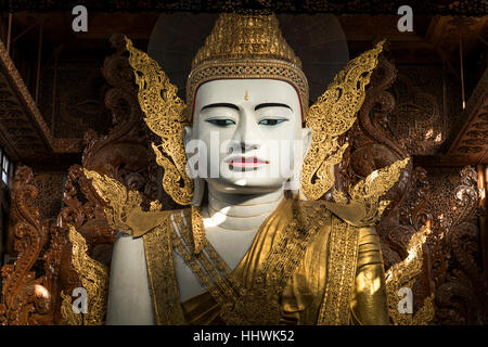 Bouddha assis géant, Ngahtatgyi Pagode, Yangon, Myanmar Banque D'Images