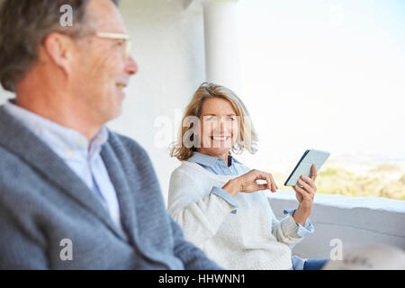 Senior couple on patio Banque D'Images