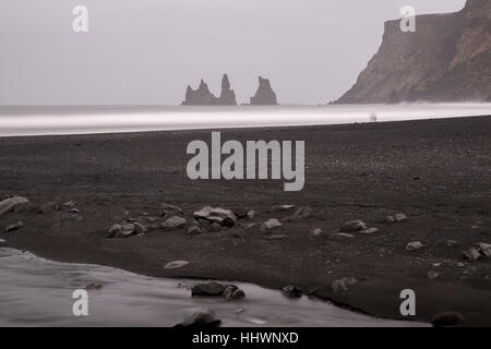 Plage de sable noir de l'Islande Banque D'Images