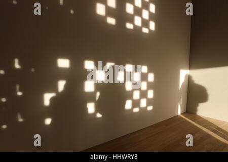 À l'intérieur de l'interrupteur de la construction, nouvelle extension de la Tate Modern à Londres. Ombre reflétée sur le mur, la lumière du soleil reflétant. Banque D'Images