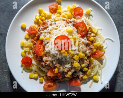 Délicieux spaghetti bolognese avec le maïs sucré et les tomates. Des Banque D'Images