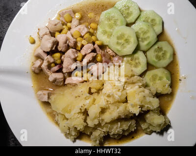 Délicieux avec de la viande de poulet et de maïs sucré de la purée de pommes de terre avec le concombre. Fait maison. Banque D'Images