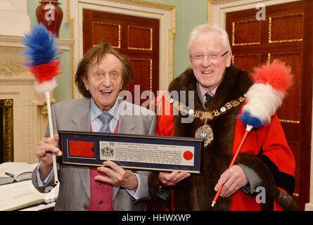 Sir Ken Dodd (à gauche) avec le Dr Andrew Parmley, le Lord Maire de Londres, avec des bâtons de chatouillement, après qu'il a présenté l'ancien combattant comédien britannique avec la liberté de la ville de Londres, à Mansion House, Londres. Banque D'Images