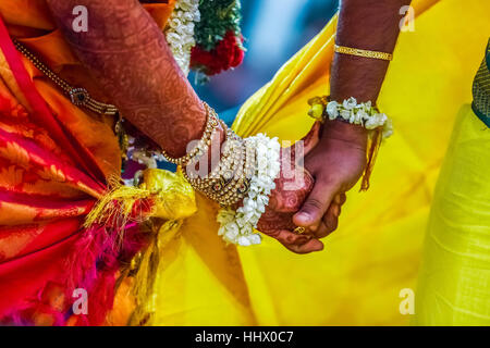 Le marié est titulaire d'brides de cérémonie de mariage traditionnel du sud de l'Inde Banque D'Images