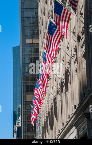 Des drapeaux américains sur la construction de la ligne Banque D'Images