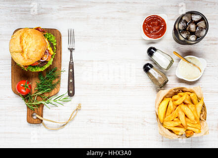 L'espace de copie avec de savoureux Burger, frites et Cold Cola Restauration rapide Banque D'Images