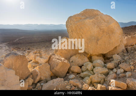 Des roches dans le désert du Néguev, le lever du soleil, dans le sud d'Israël, entre Mizpe Ramon et Eilat Banque D'Images