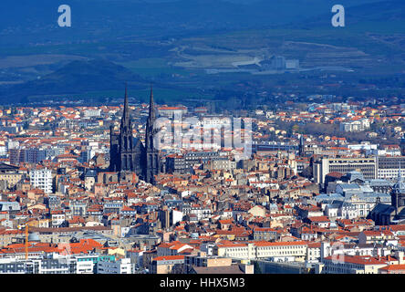 Vue aérienne sur la ville de Clermont Ferrand Auvergne Puy de Dome Massif Central France Banque D'Images