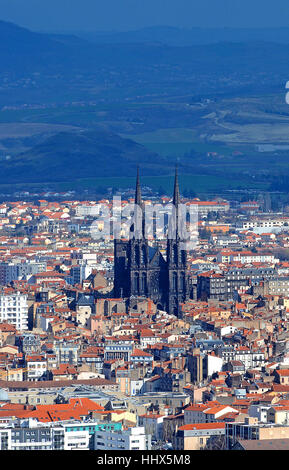 Vue aérienne sur la ville de Clermont Ferrand Auvergne Puy de Dome Massif Central France Banque D'Images