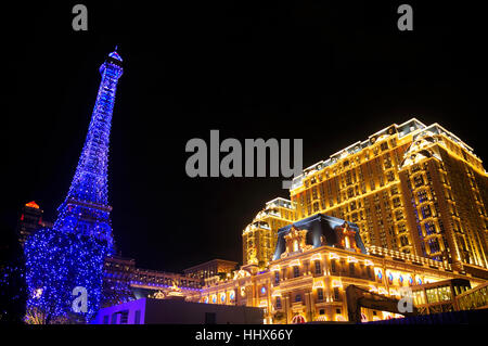 Le 20 décembre 2016. Macao, Chine. Une réplique de la tour eiffel éclairée la nuit pour les vacances de Noël à l'extérieur de l'hôtel de l'île parisienne Banque D'Images