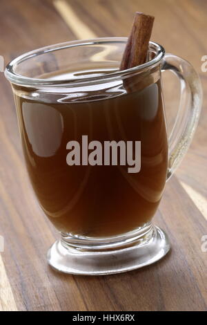 Rien ne vaut une tasse de cidre chaud sur une froide journée d'hiver. Le cidre de pomme plus douillet de boisson à l'automne, Halloween, Thanksgiving et Noël. Banque D'Images