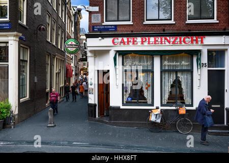 AMSTERDAM, Pays-Bas - le 7 juillet 2016 : rue typique ainc café traditionnel quartier est proche - quartier spécial est plein avec un vintage Banque D'Images