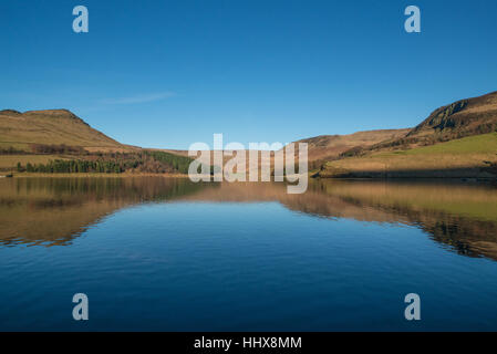 Un milieu de l'après-midi vue sur dovestone réservoir sur une après-midi d'hiver. Banque D'Images