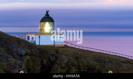 St Abbs Head Lighthouse au crépuscule, Berwickshire, en Écosse Banque D'Images